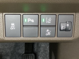 ハンドルの右側にはヘットライトリベライザーとHondaセンシング用のメインスイッチがついています。ヘッドライトリベライザーは道路状況や積荷の加重に応じてライトの高さを調節できます。