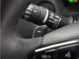 ◆減速セレクター装備◆ステアリングホイールの左右に取り付けられた2つのパドルスイッチで減速の強さを調整。 左側の「-」を操作すると減速を強く、右側の「+」を操作すると減速を弱くすることができます。