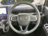 インテリアに合わせたデザインのステアリングは、運転される方のことも考え、運転しやすい形状、大きさです。是非一度、実際に触ってお確かめください。