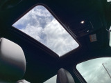 大きなサンルーフ。車内も明るくなり外の空気も景色も感じることもでき解放感タップリのうれしい装備ですね☆