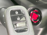 【Hondaスマートキー】カバンやポケットに入れたままでもドアの施錠・解錠が可能なスマートキーを装備。エンジンのオン・オフ時もカギを取り出す必要が無いからとっても便利です♪