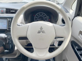インテリアに合わせたデザインのステアリングは、運転される方のことも考え、運転しやすい形状、大きさです。是非一度、実際に触ってお確かめください。