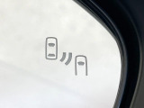 【ブラインドスポットモニター】走行中、ドアミラーの死角になりやすい箇所に後続車が接近するとサイドミラーのレンズに警告を表示!ドライバーに注意喚起をしてくれます。