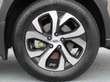 純正18インチアルミホイール。 タイヤサイズは225/60R18