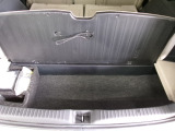 荷室は2層になっているので、下部に普段使わない工具などを収納しておけます。
