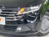 【LEDヘッドライト】悪天候や夜間走行時も良好な視界を確保し安心して運転できる高輝度LEDヘッドライトを装備!点灯速度が早く、消費電力も抑えられています。
