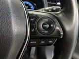 ステアリングには運転中でも簡単に操作できる各種スイッチついてます