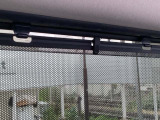 後席には、日射しのさしこみをやわらげてくれるロールサンシェイドが付いています。