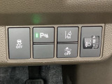 ハンドルの右側にはヘッドライトレベライザーとHondaセンシング用のメインスイッチがついています。ヘッドライトレベライザーは道路状況や積荷の加重に応じてライトの高さを調節できます。