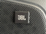 【JBLサウンドシステム】メーカーオプションの高品位サウンドシステムを搭載。専用のチューニングが施された大小様々なスピーカーから良質なサウンドが奏でられ、臨場感あふれる音響空間を演出します。