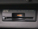 コンソール内一体型のビルトインETC装備!見た目の部分も良いですが、ETCカードの盗難防止になる設置箇所です!料金所の渋滞回避!時間帯・日によって料金の軽減を受けられます!ストレス知らずのドライブ!