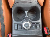 【シートヒーター】シートヒーターを装備し、寒い日のドライブも快適!スイッチを入れると座面が素早く温まり、冬場の冷え込む朝の通勤やお出かけも心地よく過ごせます。