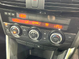 【左右独立型フルオートエアコン】運転席と助手席でそれぞれお好みの温度に設定可能。同乗者にも配慮した、快適な空調をお届け致します。