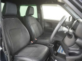 運転席のスペースはゆったりしていて、視界も広く確保されているので普段の運転からロングドライブまで快適です。