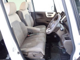 フロントシートはベンチシートです、運転席と助手席の移動が簡単です。真ん中にはアームレストも装備されています! また運転席シートの高さも調整できます。