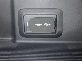 充電用USB端子付き。スマートフォンなどの充電に便利です。