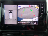 見下ろしているかのような映像で、駐車もスムーズにできる。アラウンドビューモニター