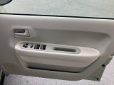 運転席ドアの内側のパネルです。