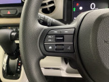 ステアリング左手側にオーディオ関連のコントロールスイッチを配置しています。操作時は視線を逸らすことなく運転に集中できます。