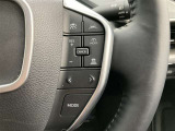 前方の車との車間を設定し、スピードを上げたり緩めたりを自動で行ってくれる追尾式の「レーダークルーズ」。上級装備の一つです!高級車にしかつかない嬉しい機能です。