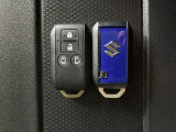 【スマートキー】持っているだけでエンジン始動や、ドアロックの開閉まで出来ちゃう賢く便利なスマートキーを装備!イモビライザーでセキュリティー対策もOK!