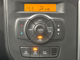 【オートエアコン】一度お好みの温度に設定すれば、車内の温度を検知し風量や温度を自動で調整。暑い&hellip;寒い&hellip;と何度もスイッチ操作をする必要はありません。快適な車内空間には必須の機能ですね♪