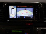 パノラミックビューモニター付きです。車両を上から見たような映像をディスプレイオーディオ画面に表示。運転席からの目視だけでは見にくい、車両周辺の状況をリアルタイムでしっかり確認できます。