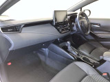シックな色使いの運転席周りですね。すっきりとしたデザインで上品な色使いです。居心地の良い運転席、長く座ってられるリラックスできるデザインがいいですね。
