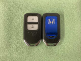 スマートキーを装備しています。鍵を差し込むことなくドアロックの開け閉めと、スタートボタン操作でのエンジンスタートができます。スペアキーも同じものを用意しております。