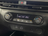 【オートエアコン】一度お好みの温度に設定すれば、車内の温度を検知し風量や温度を自動で調整。暑い&hellip;寒い&hellip;と何度もスイッチ操作をする必要はありません。快適な車内空間には必須の機能ですね♪