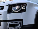LEDシグネイチャーライト付きデジタルLEDヘッドライトが装着されて夜間走行が楽に運転が出来ます。