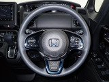 ハンドル左側にはオーディオ操作が出来るオーディオリモートコントロールスイッチ、右側にはHonda SENSINGとオートクルーズコントロールのスイッチを装備!