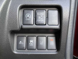 前方の車両や歩行者を検知。衝突の可能性が高まるとメーター内の表示やブザーによりドライバーに回避操作を促す衝突被害軽減ブレーキ搭載!