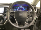 ハンドルにHondaセンシング系のクルーズコントロールやレーンキープアシストなどのスイッチと、オーディオの操作スイッチが装備されています。ハンドルから手を離さず安全に操作できます。