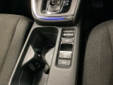 運転席からも助手席からも自由に使えるドリンクホルダー付。停車中にブレーキペダルを踏み続けなくてもブレーキ保持ができるオートマチックブレーキホールド機能もついております。