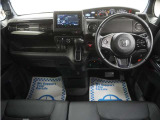運転にかかわる様々な操作を安全に行えるように視点移動が少なく、操作性に配慮されたスイッチ類が凝縮されたコクピットです。