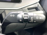 【オートライト】周りの明るさに応じて自動でヘッドライトの点灯・消灯ができる機能です!ライトの付け忘れ・消し忘れなどが無くなり、雨の日や夕方の走行も安心!トンネル通過時も便利ですね♪