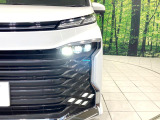 【LEDヘッドライト】悪天候や夜間走行時も良好な視界を確保し安心して運転できる高輝度LEDヘッドライトを装備!点灯速度が早く、消費電力も抑えられています。