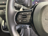 ステアリングにオーディオ操作スイッチが付いています。オーディオ画面に直接タッチしなくても操作が出来ますので、運転に集中できます。
