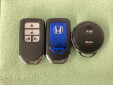 スマートキー付きですからドアロックの開閉およびエンジンスタートが楽々です。電動スライドドアの開け閉めもボタンで操作できます。加えて、純正リモコンエンジンスターター用の操作キーもついています。