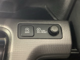 停車時にエンジンへのガソリンの供給を停止することで、燃費の節約・向上のメリットがあるアイドリングストップ機能。スイッチ1つでオフにすることも可能です。