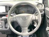 インテリアに合わせたデザインのステアリングは、運転される方のことも考え、運転しやすい形状、大きさです。是非一度、実際に触ってお確かめください。