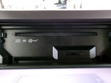 CD/DVD再生に加え、SDカードスロットも装備。音楽や動画データの再生にも対応し、ドライブを快適に楽しめます。
