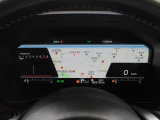 運転に必要な情報をグラフィカルに表示し、少ない視線移動で瞬時に認識できる先進的な液晶メーター。こちらはナビゲーション情報と連携する「地図画面」になります。