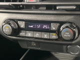 【オートエアコン】一度お好みの温度に設定すれば、車内の温度を検知し風量や温度を自動で調整。暑い&hellip;寒い&hellip;と何度もスイッチ操作をする必要はありません。快適な車内空間には必須の機能ですね♪