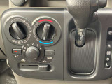 運転しやすいインストシフトノブ・変速ショックが少なく滑らかな走りのCVTを採用。大きなダイヤルで簡単操作のマニュアルエアコン。
