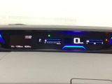 デジタル表示のスピードメーターとタコメーターを大きく配した見やすいメーター部になっています。左側のインフォメーション画面でオドメーターや燃費などの情報を確認できます。