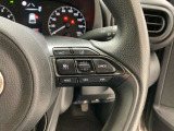 前方の車との車間を設定し、スピードを上げたり緩めたりを自動で行ってくれる追尾式の「レーダークルーズ」。上級装備の一つです!高級車にしかつかない嬉しい機能です。