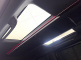【左右独立ムーンルーフ】ガラスルーフ搭載で車内の解放感が一気にアップ!開放的なドライブをお楽しみいただけます。