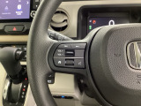 ステアリング左手側にオーディオ関連のコントロールスイッチを配置しています。操作時は視線を逸らすことなく運転に集中できます。